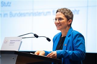 1-1. StS Stutz Dr. Claudia Elif Stutz, Staatssekretärin im Bundesministerium für Verkehr, eröffnet die Statuskonferenz 'mobil gewinnt' (c BMV/Woithe)